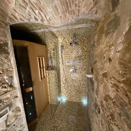 Palazzo Cherubini-pools & Wellness